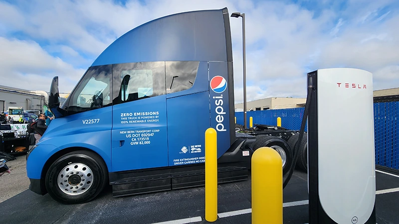 24 z 36 tahačů Tesla Semi má Pepsi díky dotacím v podstatě zadarmo