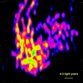 Astronomové zazoomovali na výtrysk z černé díry v jiné galaxii