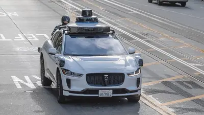 Autonomí vozy Waymo v San Franciscu zastavila mlha, auta zablokovala ulici
