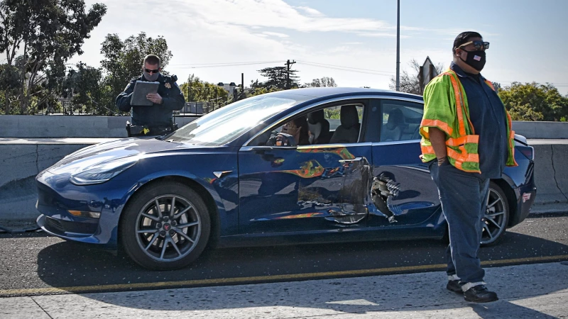 Autopilot Tesly: další trefený hasičský vůz i výhra u soudu