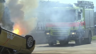 AXA se omluvila za zmanipulovaný požár Tesly, který měl ukázat nebezpečí EV