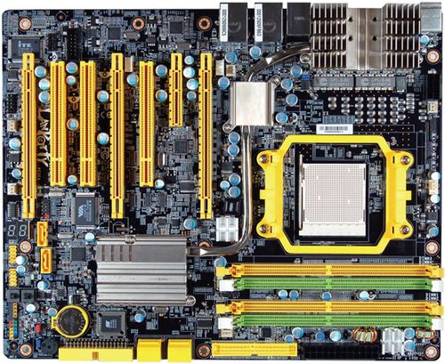 DFI LanParty UT 790FX-M2R oficiálně uvedena