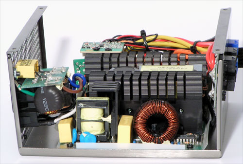 Čtyři 0,5 kW zdroje pod zátěží