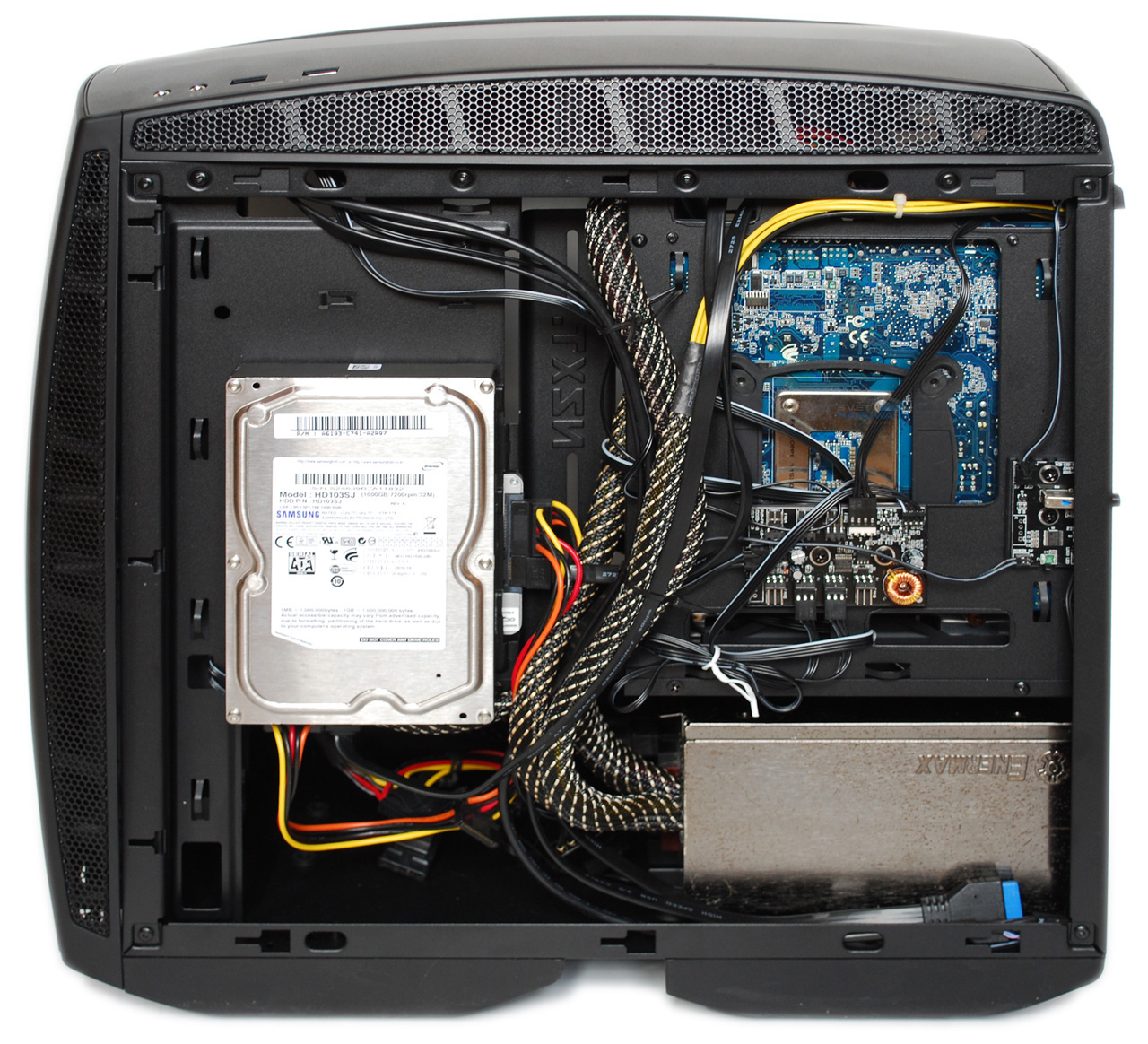 NZXT Manta: malá velká skříň