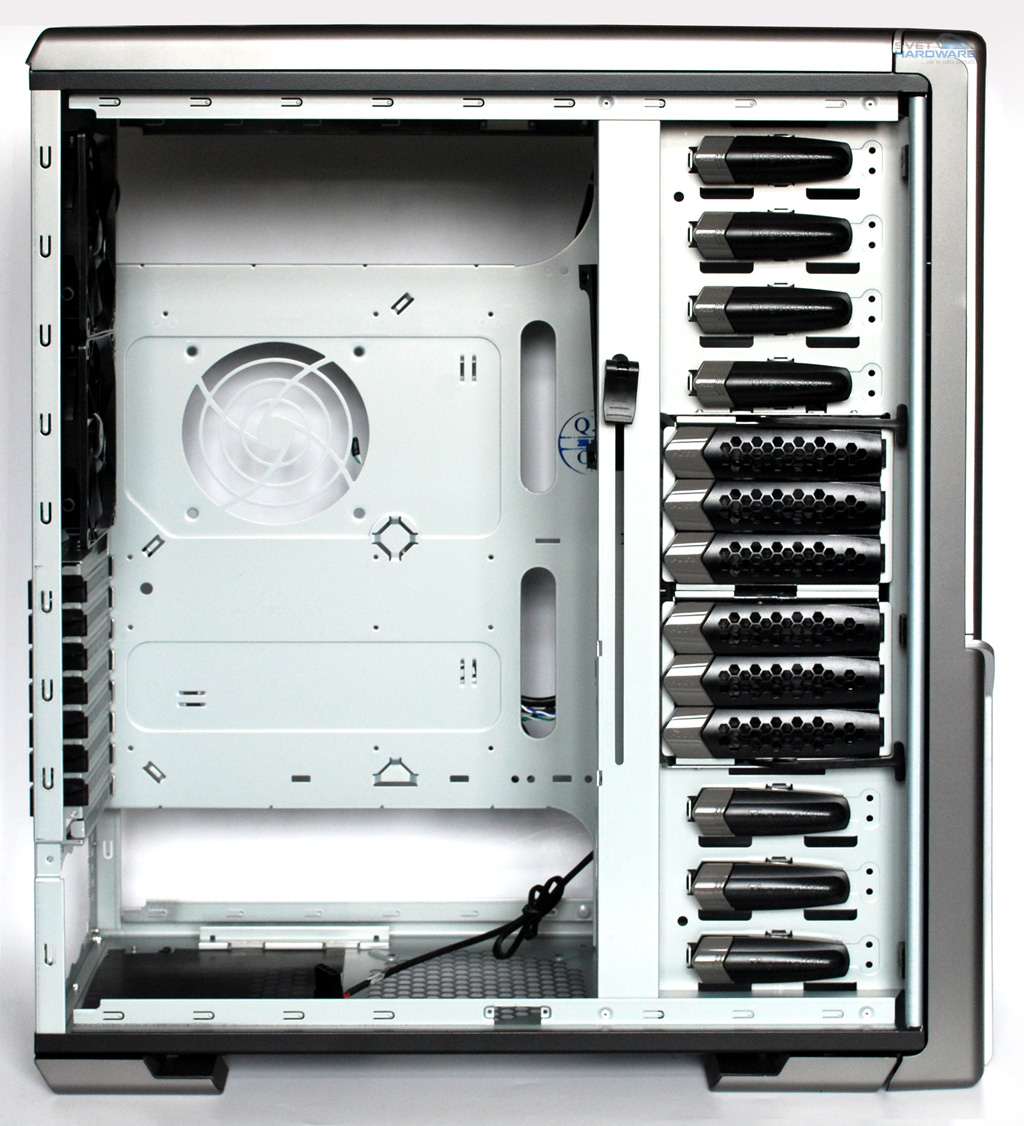 Thermaltake Spedo: multifunkční skříň