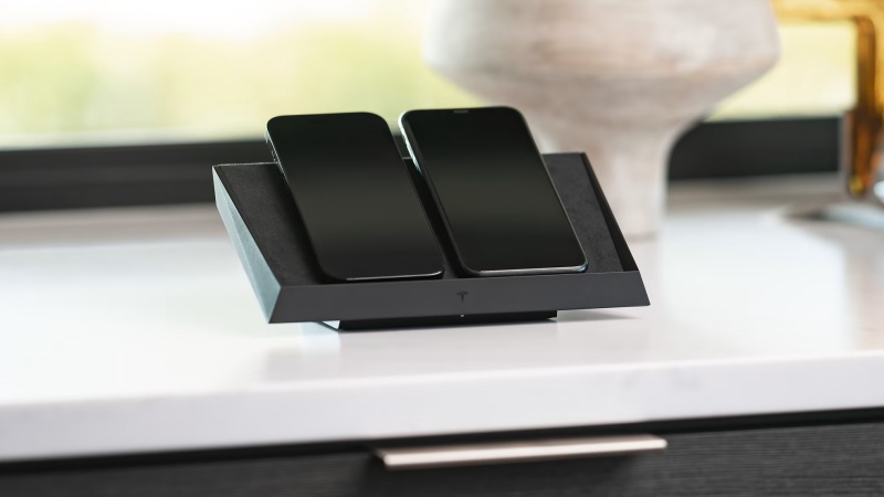 Tesla představuje bezdrátovou nabíječku, která nabije 3 zařízení najednou