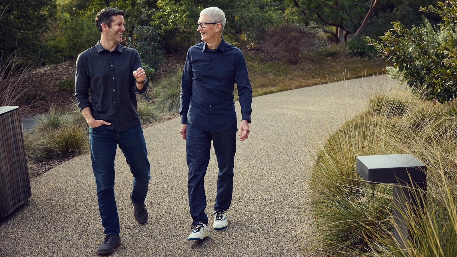 Tim Cook skončí jako CEO Applu, nahradí ho John Ternus