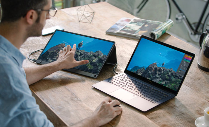 Asus ROG Strix XG17: 240Hz přenosný monitor