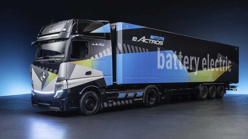 Mercedes-Benz prezentoval elektrický eActros LongHaul s 600kWh baterií