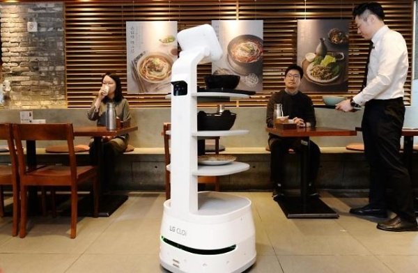 Robotický číšník LG CLOi ServeBot začal obsluhovat zákazníky restaurace v Soulu