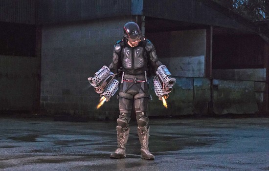 Muž si vyrobil létající oblek jako z Iron Mana