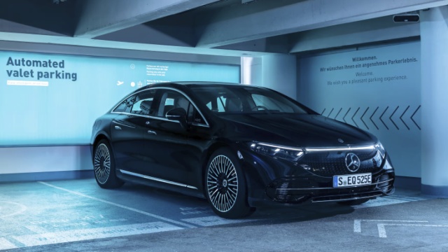 Mercedes spustil autonomní parkování SAE Level 4 na letišti ve Stuttgartu
