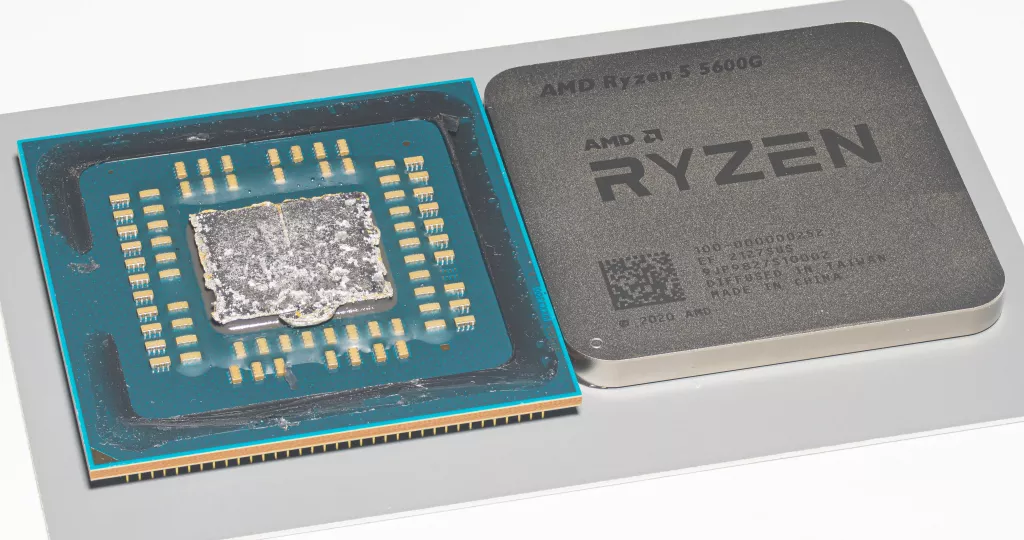 Ryzen 5 5600G rozebrán a detailně vyfocen včetně velké nevyužité plochy čipu