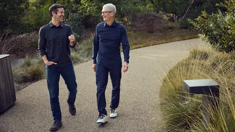 Tim Cook skončí jako CEO Applu, nahradí ho John Ternus