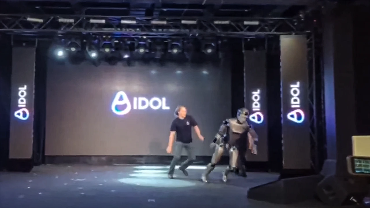 Ruský humanoidni robot AIdol místo chůze zaujal ukázkovým pádem