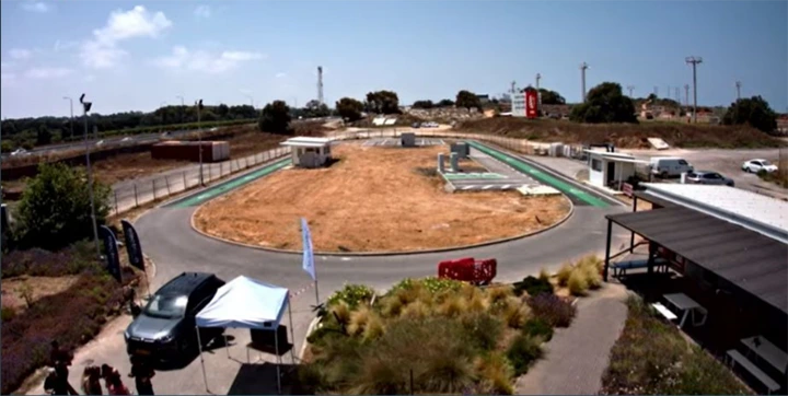 Toyota RAV4 ujela na elektřinu téměř 2000 km s bezdrátovým nabíjením Electreon