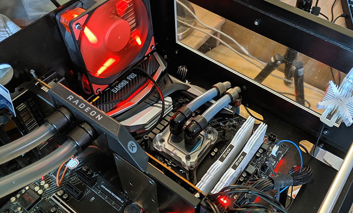 Radeon RX 5700 XT s vodním chladičem vyhnán nad 2,2 GHz