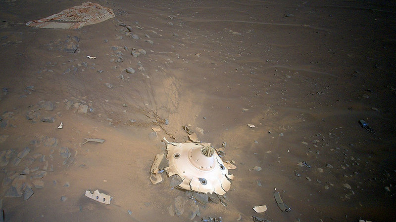 Mars Helicopter vyfotila padák i roztříštěný kryt z přistávacího modulu