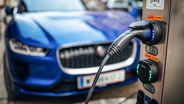 EU: rychlonabíječky každých 60 km pro osobní auta, co 120 km pro trucky