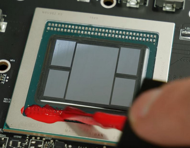 Radeon VII dostal tekutý kov pro chlazení, polepšil si?