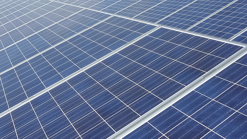 Čínští vědci vyvinuli perovskitové FV články se 42% účinností, měření životnosti má ale háček