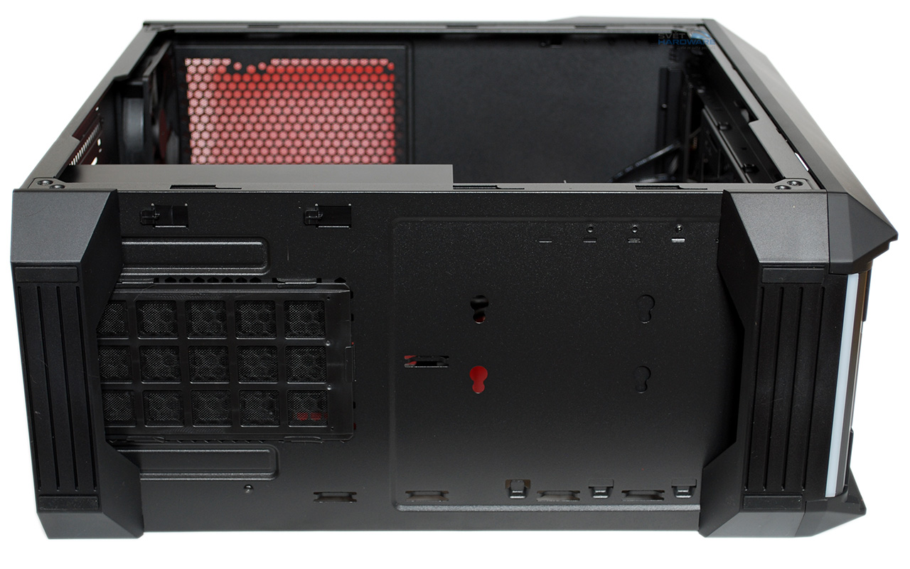 CM MasterBox 5t: prostorná a moderní