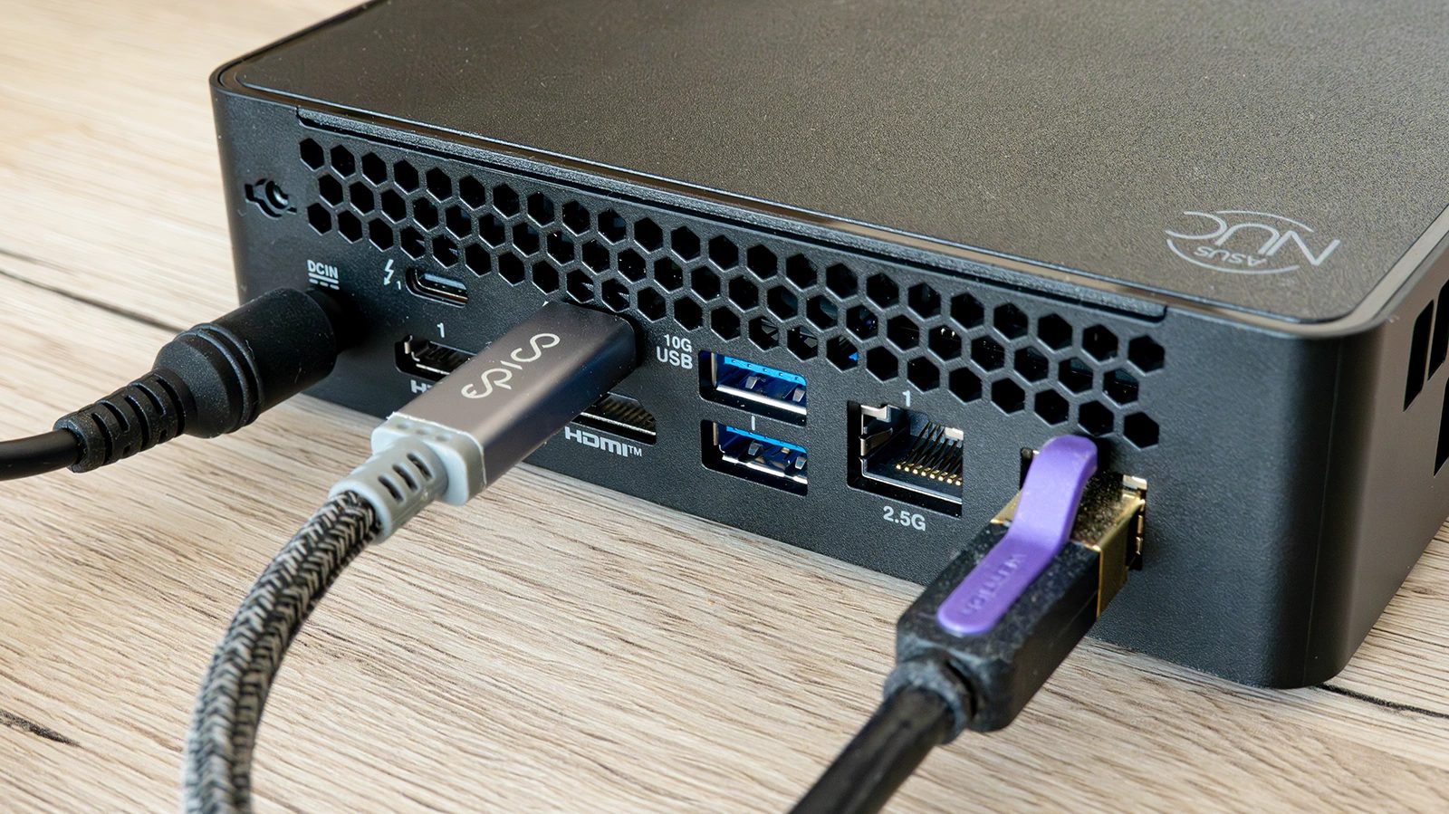 Asus NUC 16 Pro (připojení portů)