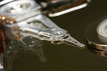 Začínají se dodávat 334GB 2,5" plotny