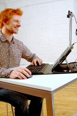 Logitech Alto: chybí vám u notebooku klasická klávesnice a pohled přímo na monitor?