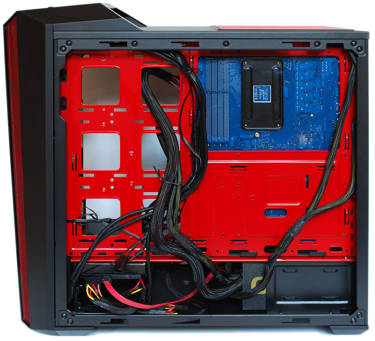 CM MasterBox 5t: prostorná a moderní