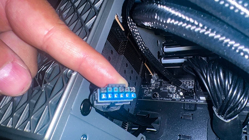 Další shořelý Radeon s 16pinovým napájením. Nešlo však o čistě 12V-2x6 řešení