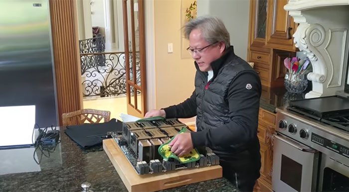 Jensen Huang kuchtí "světově největší grafickou kartu"