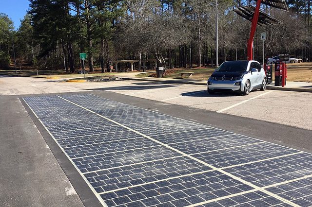 Solární silnice se neosvědčily, nejsou výkonné, ani levné