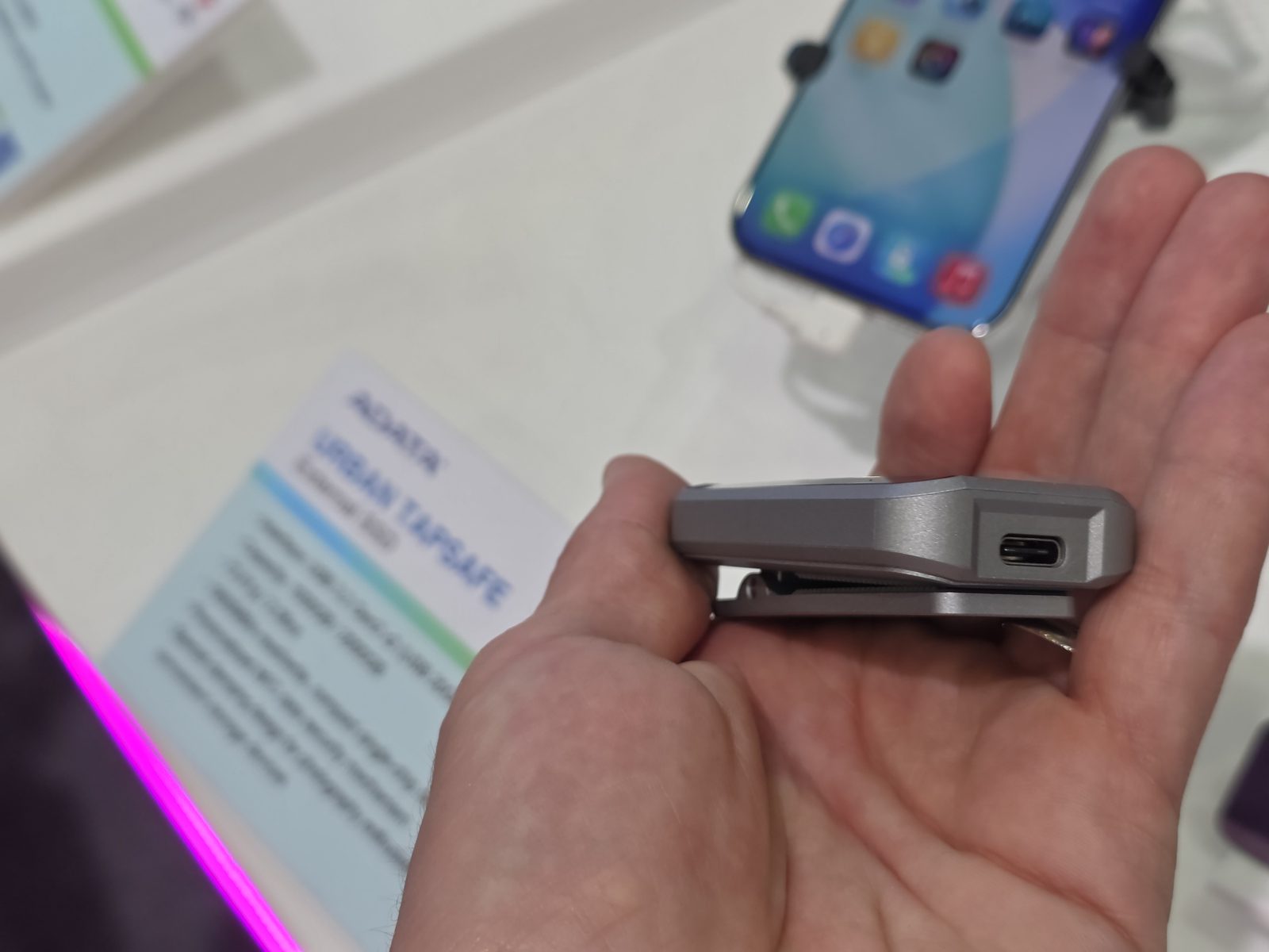 Adata na Computexu ukázala Urban Tapsafe SSD, odemyká se přes NFC telefonem