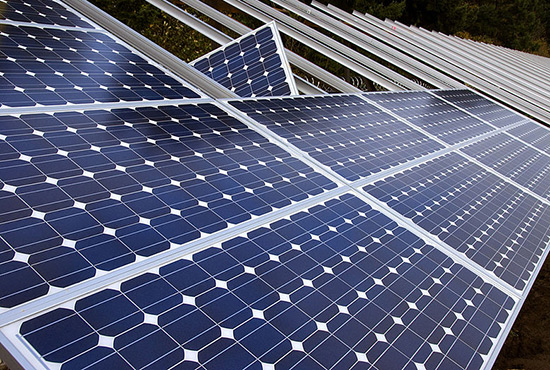 Na hořící solární panely Tesly si stěžuje i Amazon