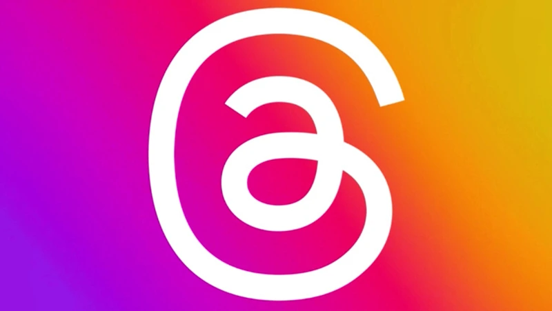 Elon Musk přejmenovává Twitter na X, konkurenční Meta Threads ztrácí 70 % uživatelů