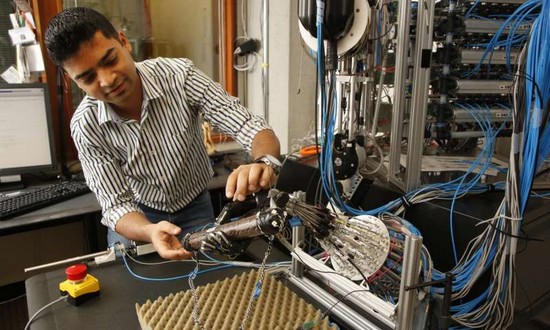 Robotická ruka se sama učí, jak nejlépe uchopit věci