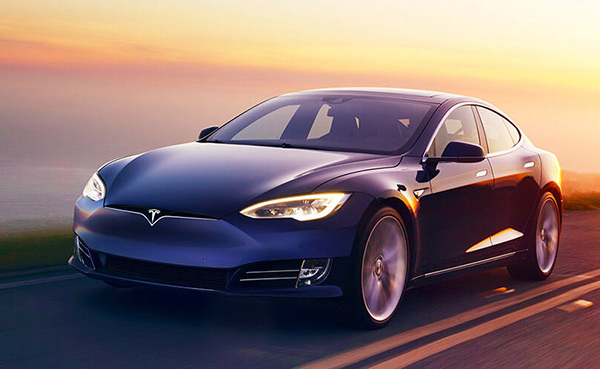 Řidič Tesly stáhl obvinění, autopilot za nehodu nemohl