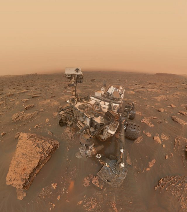 Opportunity bojuje v bouři, Curiosity si dělá selfie