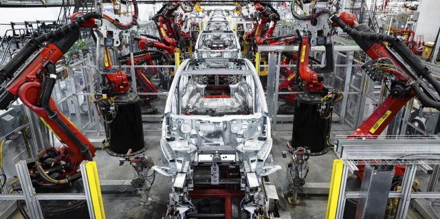 Tesla poprvé překonala příjmy 20 mld. USD, zisky skoro rekordní