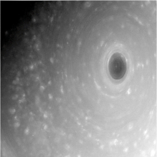 Podívejte se na první barevné fotografie detailů Saturnu