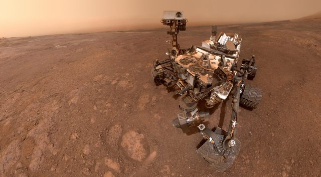 Curiosity šplhající na Mount Sharp odhaluje původ této hory