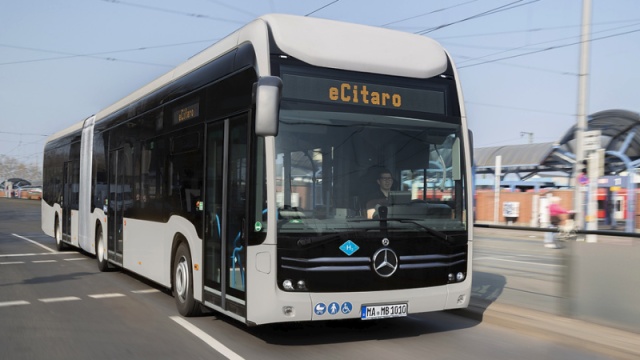 Vodík nebo baterky? Obojí. Mercedes dodá 40 elektrobusů s vodíkovým extenderem