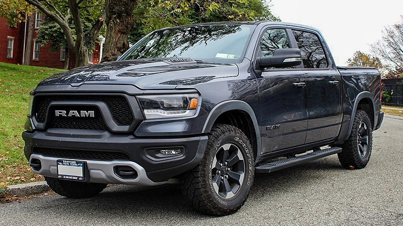 Stellantis a GM zaplatí pokutu 364 mil. USD za příliš vysoké spotřeby svých vozů