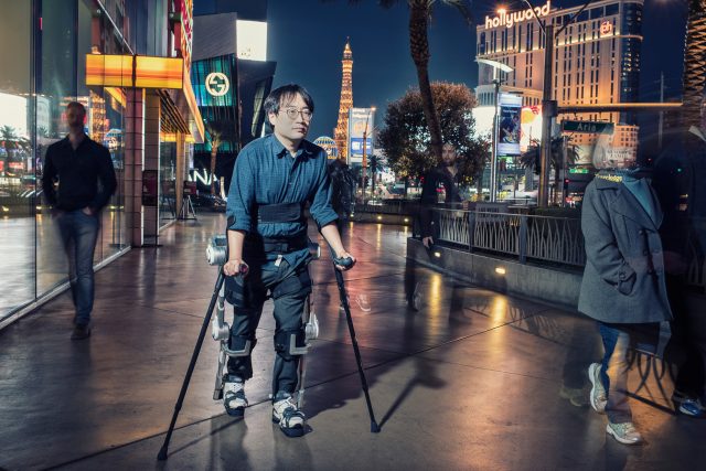 Exoskeleton od Hyundai dovoluje ochrnutým opět chodit