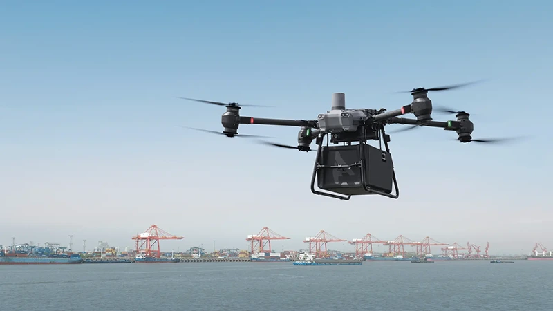 DJI uvádí svůj první doručovací dron: FlyCart 30 zvládne 30kg balíky