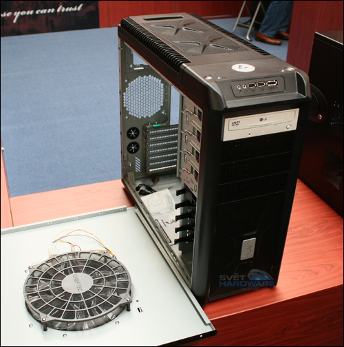 CeBIT v obrazech - počítačové skříně