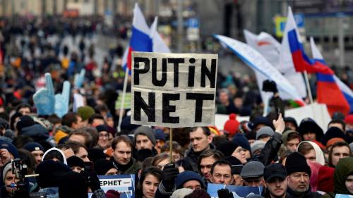 Rusko pomalu spěje k oddělení od širého Internetu, zatím jsou tu VPN