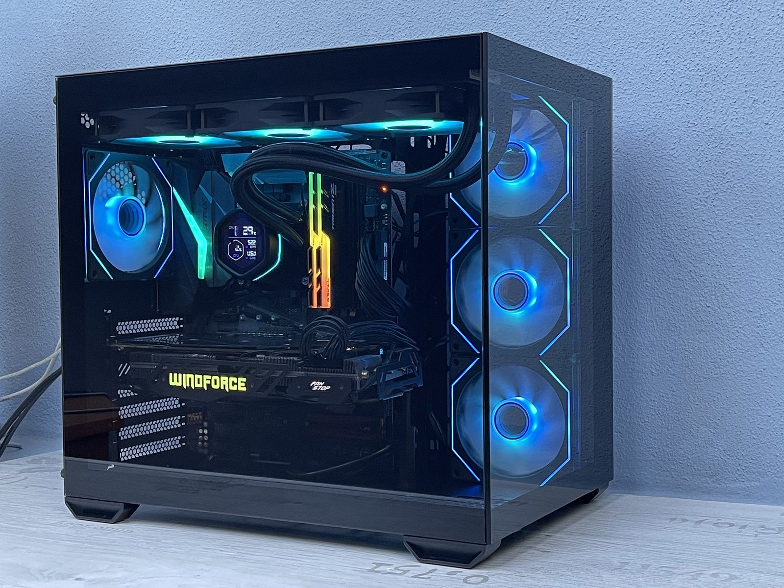 Test skříně Cooler Master Elite 681 – stvořena pro podívanou