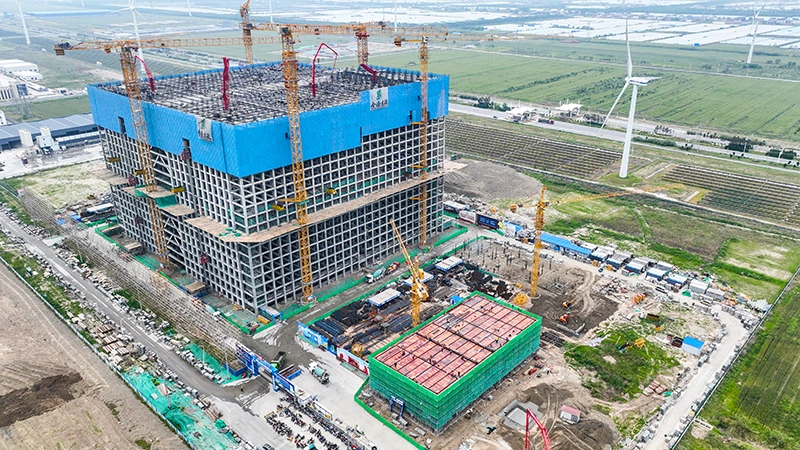 Gravitační úložiště energie Energy Vault v Texasu a Číně se přibližují k dokončení